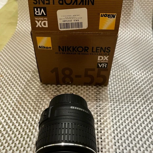 Nikon Nikkor AF-S DX 18-55mm F/3.5-5.6G VR II lens